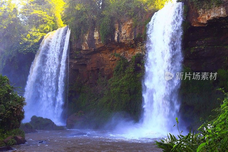 令人印象深刻的伊瓜苏瀑布景观从阿根廷一侧，在自然景观中引人注目的美丽-田园般的魔鬼的喉咙-巴西Foz do Iguacu，巴拉那，伊瓜苏港，米塞内斯和巴拉圭的国际边界-南美